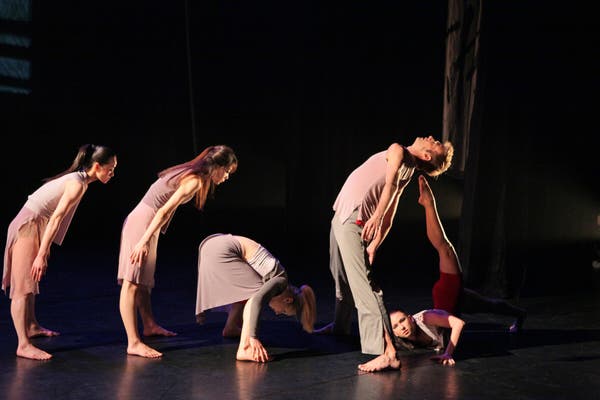 A obra da Sra. Chen, "Dragões na Parede (Tianji)" — apresentada aqui em Nova York por sua companhia em 2011 — sugere caligrafia chinesa. Da esquerda para a direita: Riyo Mito, Ying Xin, Ekaterina Chernikhova, Pascal Rekoer e Julie Anna Hansen.Crédito...Erin Baiano para o The New York Times