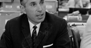 O Sr. Seymor Topping na redação do Times em 1966. Mais tarde, ele se tornou o segundo editor executivo, AM Rosenthal. "Ele nunca tomou uma decisão importante sem me consultar", disse o Sr. Topping.Crédito...Don Hogan Charles/The New York Times