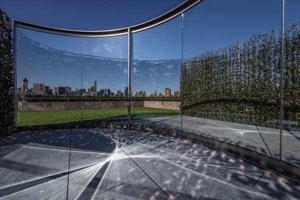 “Hedge Two-Way Mirror Walkabout” do Sr. Graham, instalado no telhado do Metropolitan Museum of Art em 2014.Crédito...Fred R. Conrad/The New York Times
