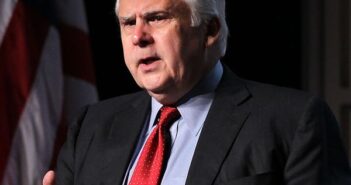 Frederick W. Smith em 2012. Ele idealizou o modelo de negócios da FedEx enquanto estava na faculdade e se tornou famoso como uma das grandes mentes empresariais de sua época. (Crédito da fotografia: Cortesia Alex Wong/Getty Images)