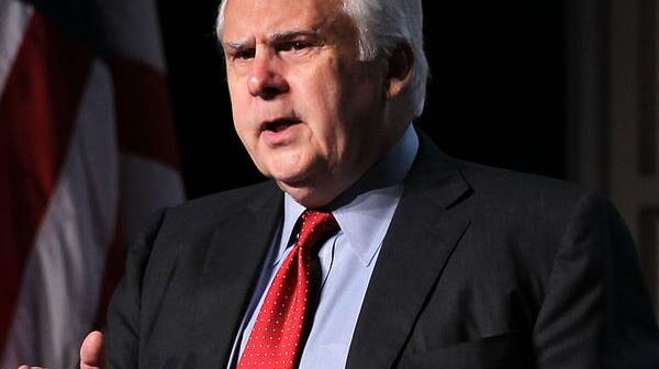 Frederick W. Smith em 2012. Ele idealizou o modelo de negócios da FedEx enquanto estava na faculdade e se tornou famoso como uma das grandes mentes empresariais de sua época. (Crédito da fotografia: Cortesia Alex Wong/Getty Images)