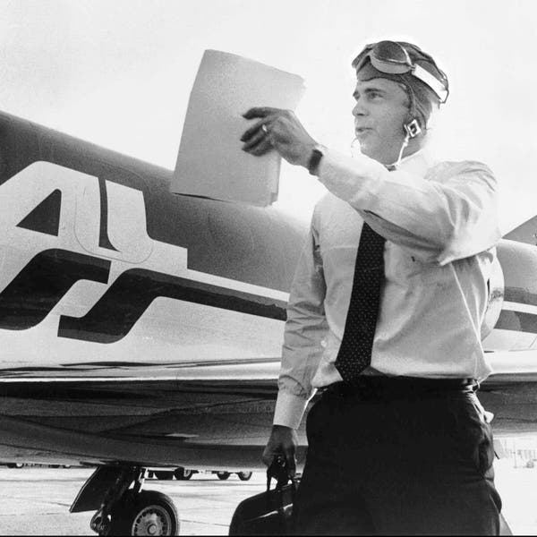 O Sr. Smith em 1983 ao lado de um jato da Federal Express que seria exibido no Museu Nacional do Ar e Espaço do Instituto Smithsoniano.Crédito...Jim Reid/USA TODAY NETWORK via Imagn Images