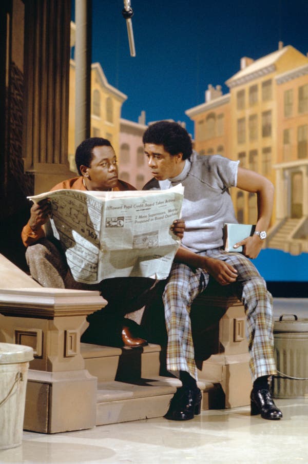 Flip Wilson, à esquerda, e Richard Pryor em 1973 no “The Flip Wilson Show”, que o Sr. Schlosser ajudou a desenvolver.Crédito...Paul W. Bailey/NBCU Photo Bank, via Getty Images