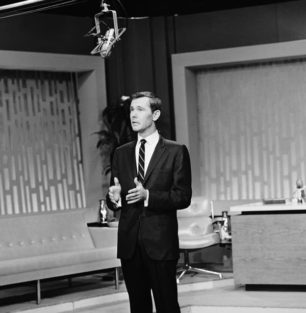 Johnny Carson em sua primeira aparição como apresentador do “The Tonight Show”, em 1962. O Sr. Schlosser liderou as negociações para escalar o Sr. Carson.Crédito...Banco de fotos da NBCU, via Getty Images