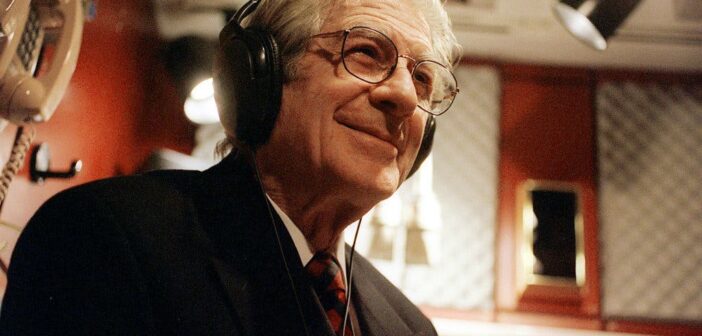 Peter Allen na cabine de transmissão do Metropolitan Opera em 2000.Crédito...Nancy Siesel/The New York Times