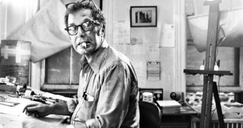 O cartunista Sam Gross trabalhando em seu estúdio no Upper East Side de Manhattan. "Eu nunca fiz parte de nenhuma cena, exceto a minha", disse ele certa vez. "E essa é uma das razões pelas quais sobrevivi."Crédito...Alen MacWeeney