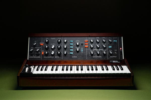 O Minimoog Modelo D, lançado em 1971, foi o primeiro sintetizador portátil amplamente utilizado.Crédito...Moog Music Inc.