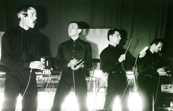 A banda de rock alemã Kraftwerk foi uma das primeiras a usar o sintetizador Moog.Crédito...Gie Knaeps/Getty Images