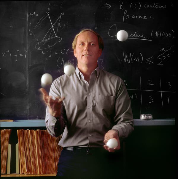Ronald Graham em 1988. Ele foi um líder no campo da matemática discreta, além de um malabarista especialista.Crédito...Pedro Vidor