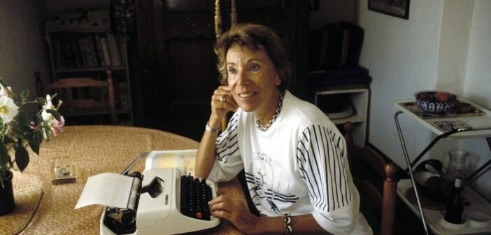 Benoîte Groult em uma fotografia de 1993. Ela estava na casa dos 40 anos quando começou a carreira de escritora.Crédito...Louis Monier/Gamma-Rapho, via Getty Images