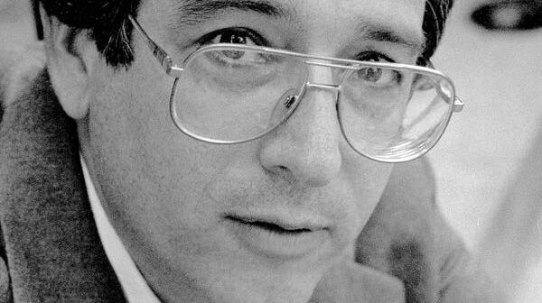 Leonard Zeskind em 1992. Muito antes de o presidente Trump acusar os imigrantes de "envenenar o sangue" dos Estados Unidos, o Sr. Zeskind estudava o nacionalismo branco, documentando como suas principais vozes haviam transferido seu vitríolo dos negros americanos para os imigrantes não brancos.Crédito...Dorothea von Haeften, através da família Zeskind