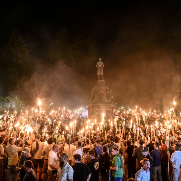 No aniversário de um ano da marcha em Charlottesville, Virgínia, realizada por jovens supremacistas brancos cujo fanatismo o Sr. Trump havia minimizado, o Sr. Leonard Zeskind disse que o presidente não havia criado o aumento do ódio contra pessoas não brancas — ele era o produto disso.Crédito...Stephanie Keith/Reuters