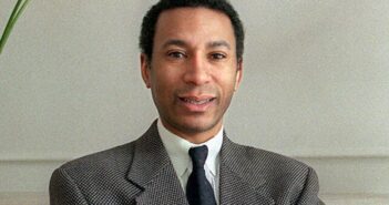 Lawrence Otis Graham em 1999. “O problema de ser criado na classe média alta negra”, ele disse uma vez, é que “você está vivendo em um mundo branco, mas tem que se apegar à cultura negra”.Crédito...Suzanne DeChillo/The New York Times