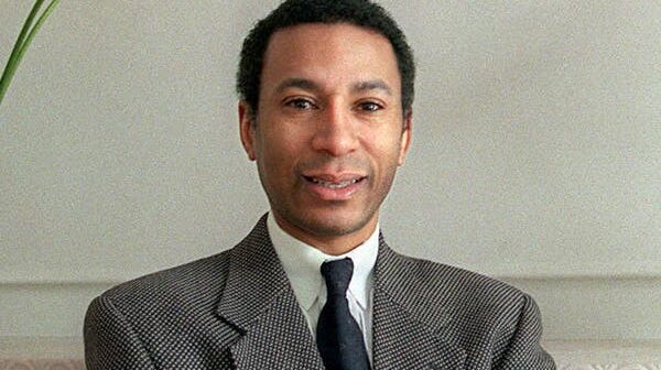 Lawrence Otis Graham em 1999. “O problema de ser criado na classe média alta negra”, ele disse uma vez, é que “você está vivendo em um mundo branco, mas tem que se apegar à cultura negra”.Crédito...Suzanne DeChillo/The New York Times