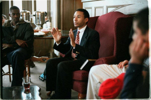 Sr. Lawrence Graham discursando na Hackley School em Tarrytown, Nova York, em 1996.Crédito...Susan Harris para o The New York Times