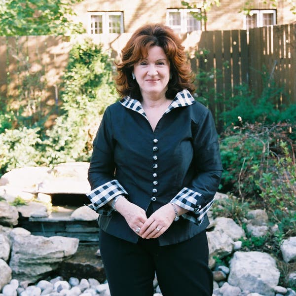 Sue Johnson, fundadora da Terapia Focada nas Emoções, era uma psicóloga canadense nascida na Inglaterra que acreditava no valor da dependência emocional tanto nos relacionamentos românticos quanto nos parentais.Crédito...através de John Douglas