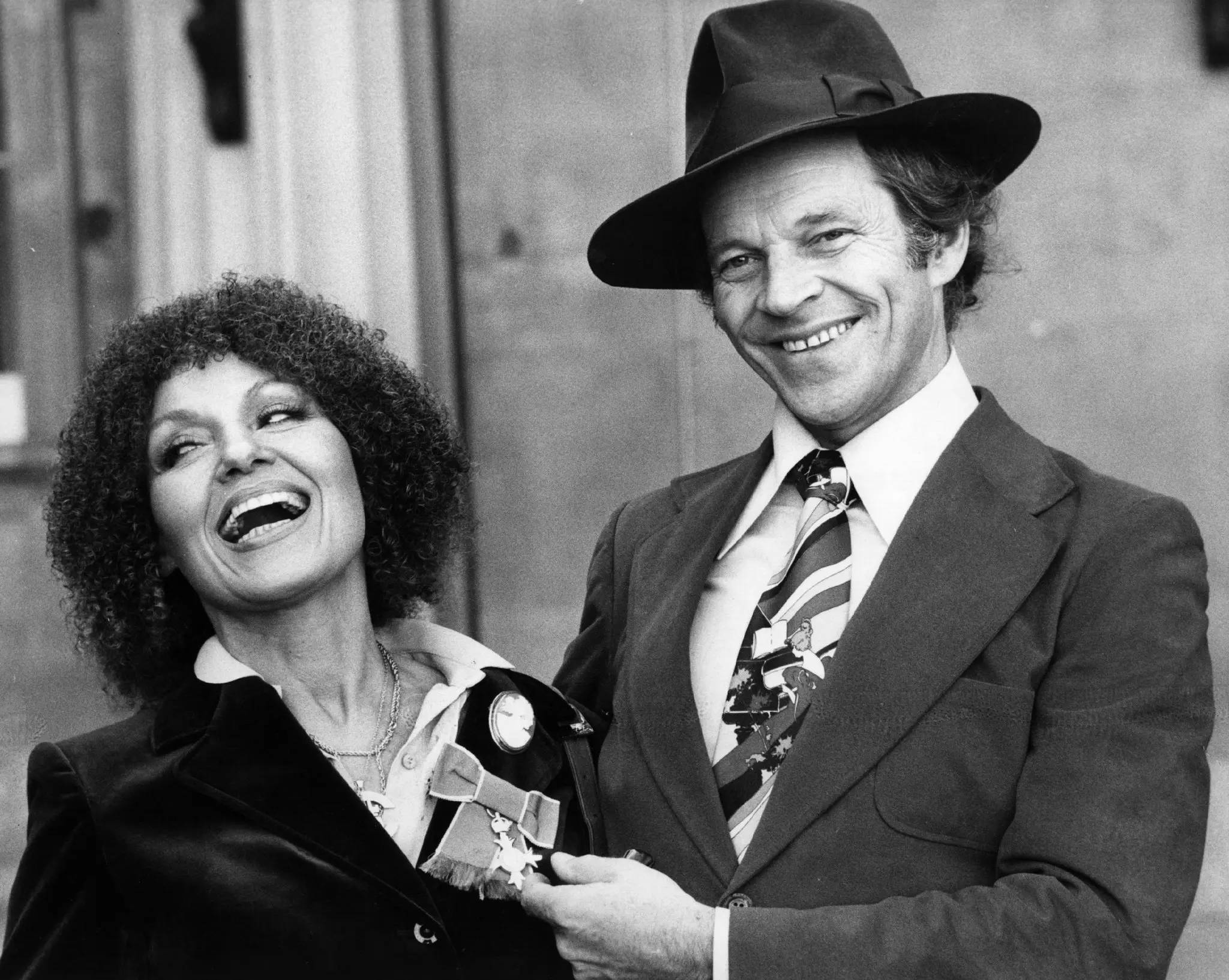A Sra. Cleo Laine com seu marido, o saxofonista e líder de banda John Dankworth, em 1979. Eles se apresentaram no mundo todo e em ambientes que variavam de casas noturnas intimistas ao London Palladium. Crédito...Graham Turner/Keystone, via Getty Images