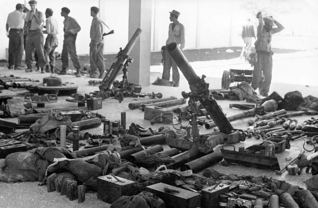 Tropas cubanas exibiram armas que pertenceram a contrarrevolucionários cubanos e soldados mercenários americanos após sua fracassada invasão na Baía dos Porcos, numa tentativa de derrubar Castro em 1961. Gamma-Keystone, via Getty Images