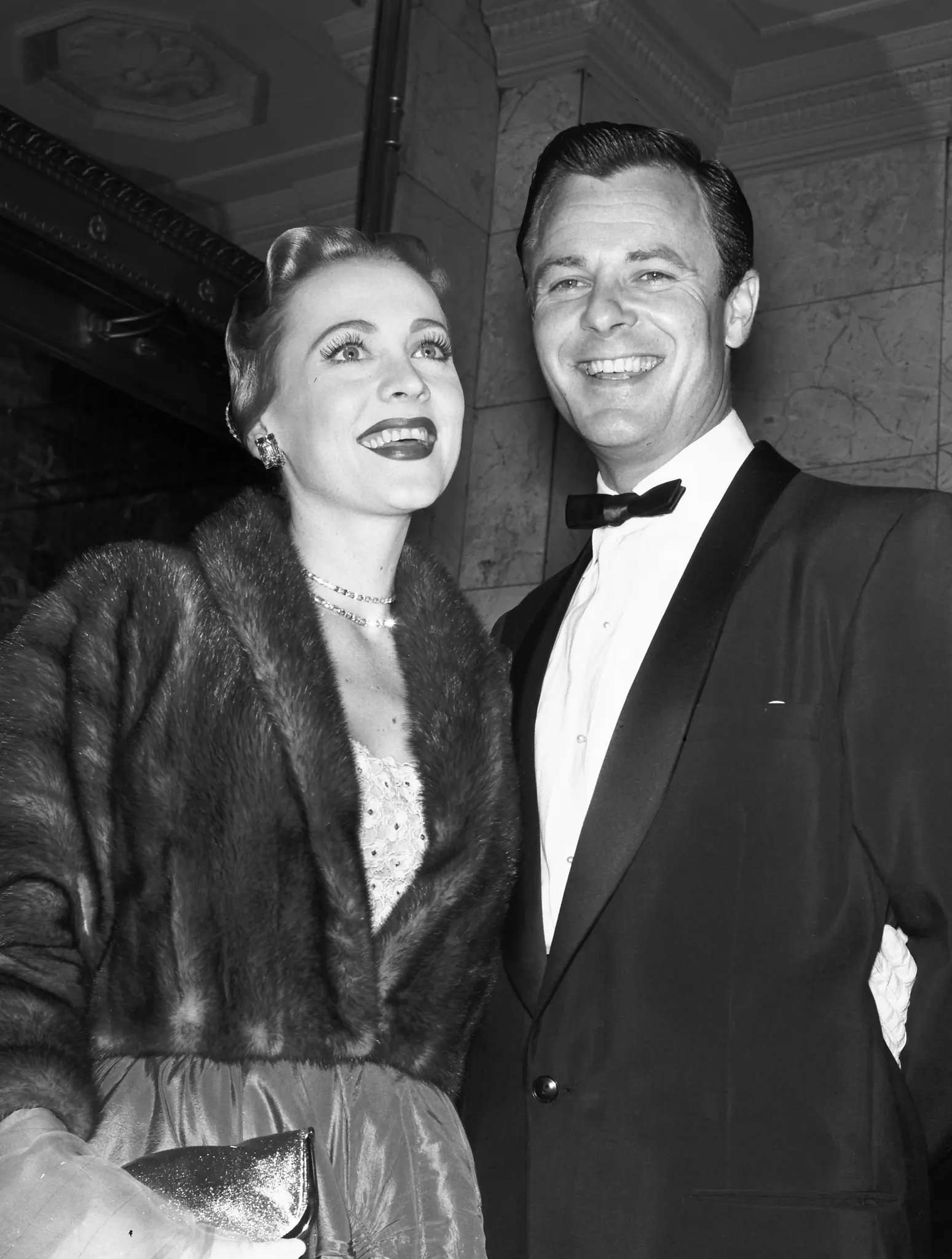 A Sra. Jeffreys e seu marido, Robert Sterling, na estreia de um filme em Nova York em 1954. Os dois foram colegas de elenco na televisão em "Topper". (Crédito da fotografia: Cortesia © Copyright All Rights Reserved/ Associated Press ®/ REPRODUÇÃO/ TODOS OS DIREITOS RESERVADOS)