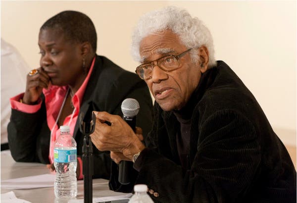 O Sr. Lamming em um simpósio acadêmico na Universidade de Miami em 2011. Ele ganhou fama como romancista, mas seus trabalhos publicados posteriormente foram todos de não ficção, na forma de ensaios, discursos e manifestos.Crédito...Liana Minassian