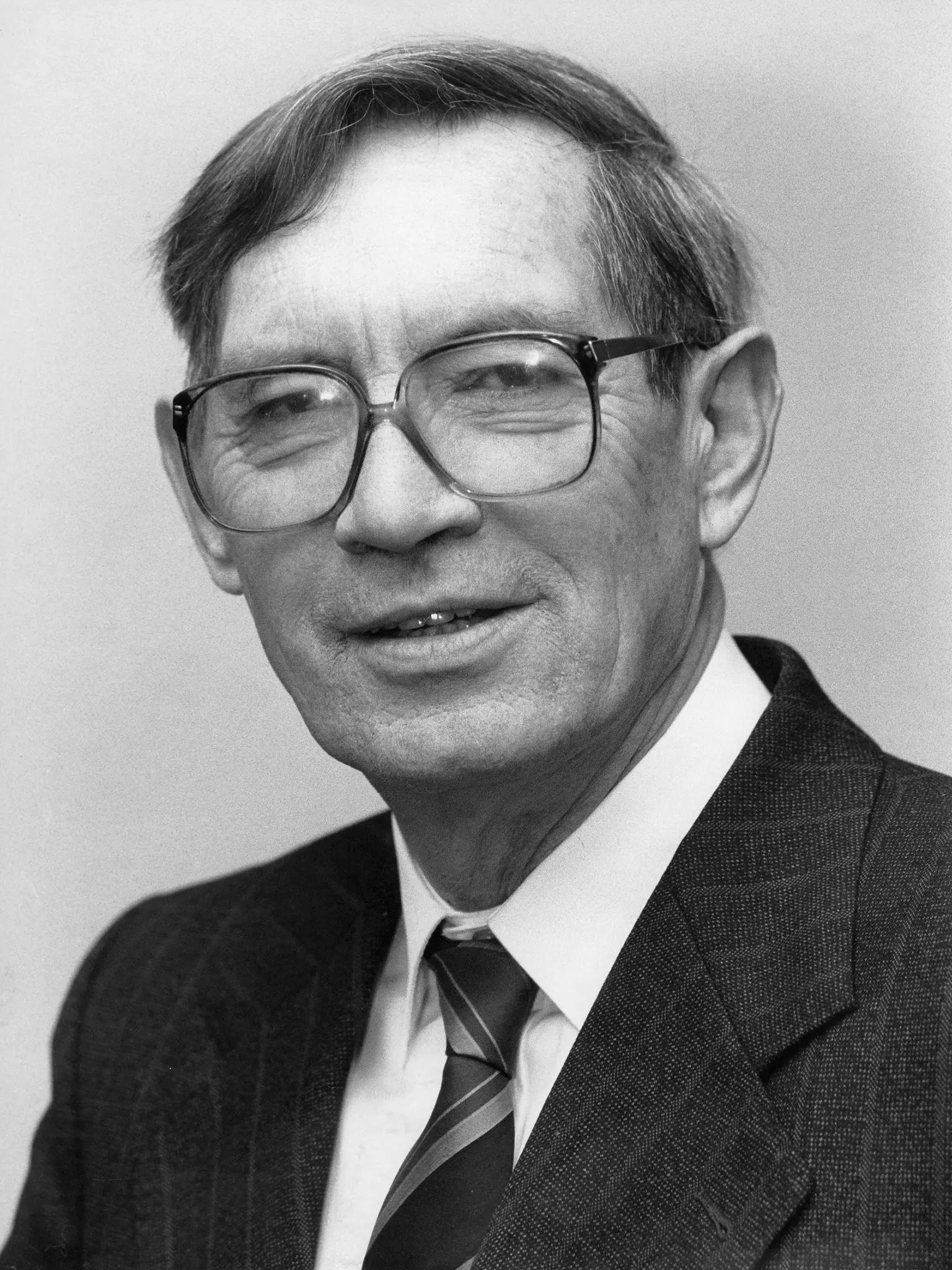 Karl Dietrich Bracher, autor de “A Ditadura Alemã”, em 1988. (Weychardt/ullstein bild, via Getty Images)