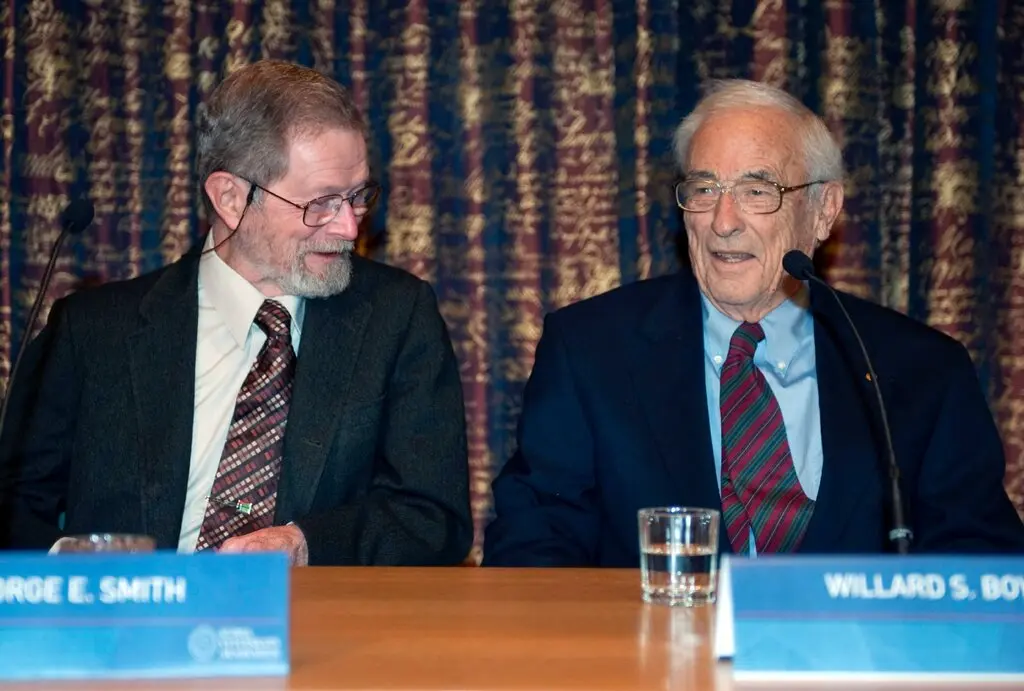 Dr. Smith, à esquerda, e Dr. Boyle em 2009, em uma coletiva de imprensa em Estocolmo, após ganharem o Prêmio Nobel de Física. (Crédito da fotografia: Cortesia © Copyright All Rights Reserved/ Bertil Ericson/Scanpix Sweden, via Associated Press ®/ REPRODUÇÃO/ TODOS OS DIREITOS RESERVADOS)
