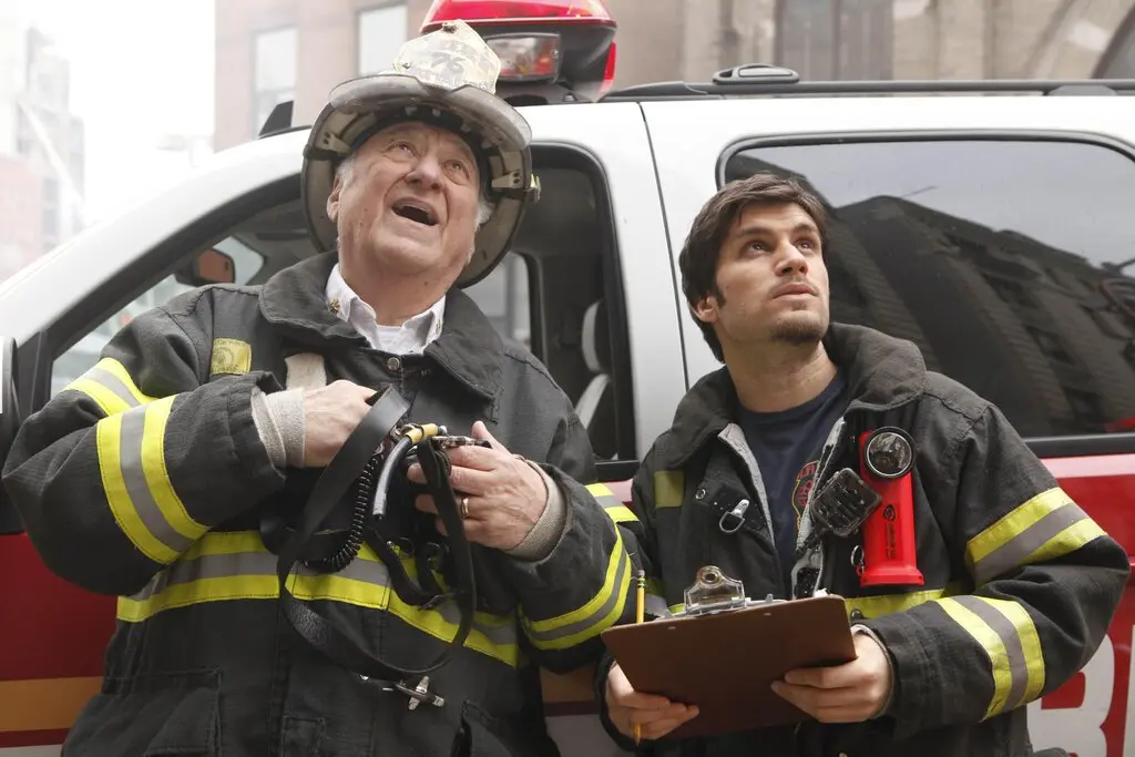 Sr. Adler, como o chefe dos bombeiros Sidney Feinberg, com Michael Lombardi em “Rescue Me”. Crédito...Dreamworks/Kobal, via Shutterstock