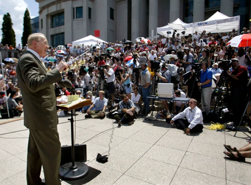 O líder evangélico James Dobson, fundador e presidente da Focus on the Family, fala aos apoiadores um dia após um monumento dos Dez Mandamentos ter sido removido da rotunda do Edifício Judicial do Alabama, em Montgomery, Alabama, em 28 de agosto de 2003. Tami Chappell/Reuters