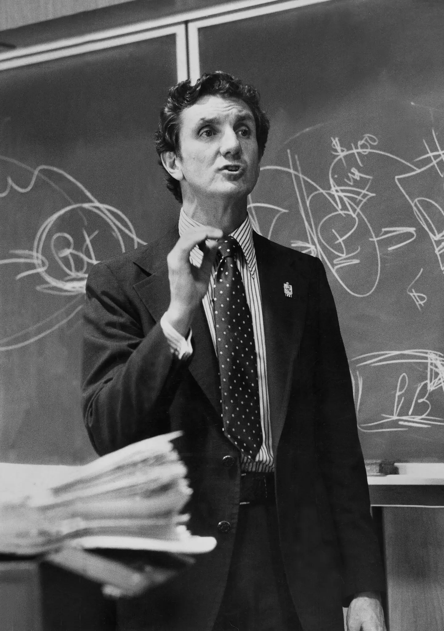 Monroe H. Freedman dando uma palestra para estudantes de direito da Hofstra em 1976. (Crédito da fotografia: Cortesia © Copyright All Rights Reserved/ Managed/ Direitos autorais: Barton Silverman/The New York Times ®/ REPRODUÇÃO/ TODOS OS DIREITOS RESERVADOS)