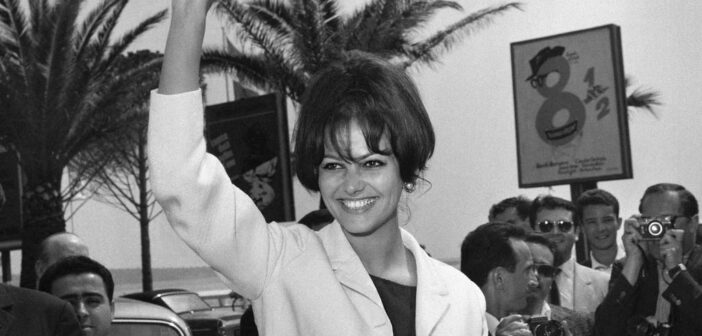 A atriz Claudia Cardinale na estreia do filme “8 1/2”, de Federico Fellini, no Festival de Cannes de 1963 - (Crédito da fotografia: Cortesia © Copyright All Rights Reserved/ Managed/ Direitos autorais: AFP ®/ REPRODUÇÃO/ TODOS OS DIREITOS RESERVADOS)