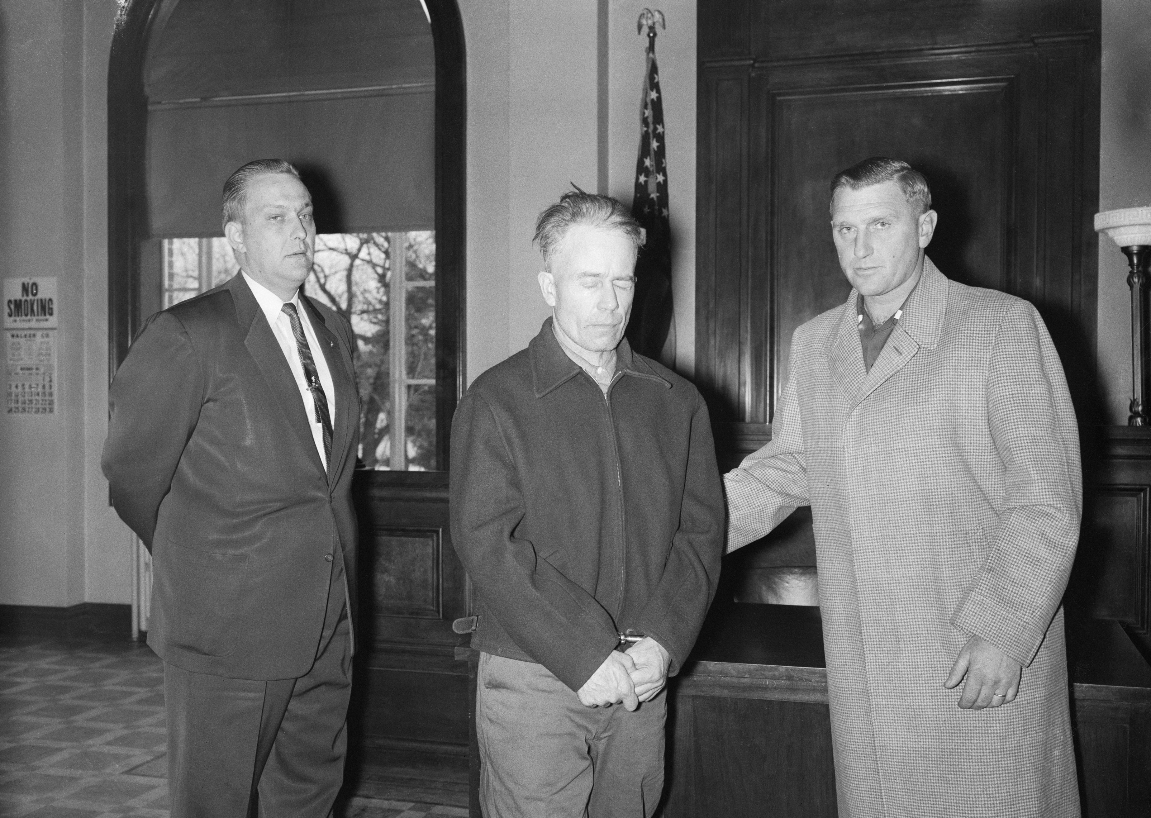 Ed Gein ao lado de advogado (Foto: Bettmann/Getty Images)