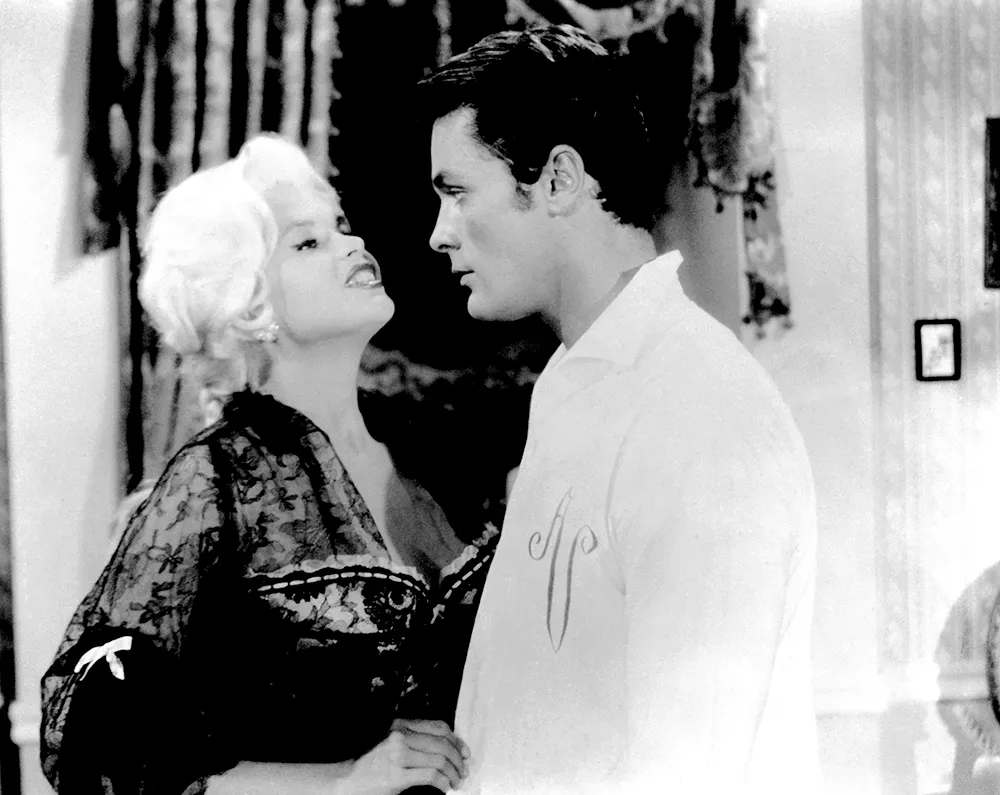Trax Colton com Jayne Mansfield no filme Aconteceu em Atenas, de 1962. 20th Century-Fox Film Corp./Cortesia da Everett Collection