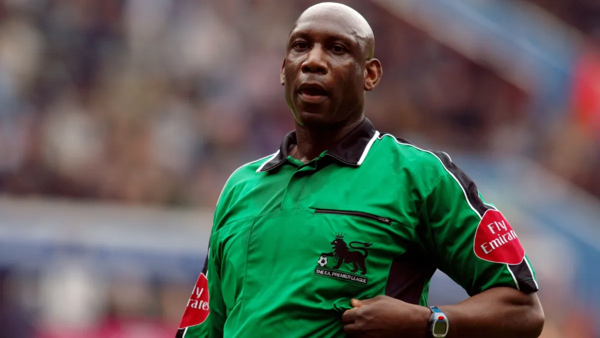 Uriah Rennie foi o primeiro árbitro negro da Premier League • (Foto: Neal Simpson - PA Images via Getty Images)
