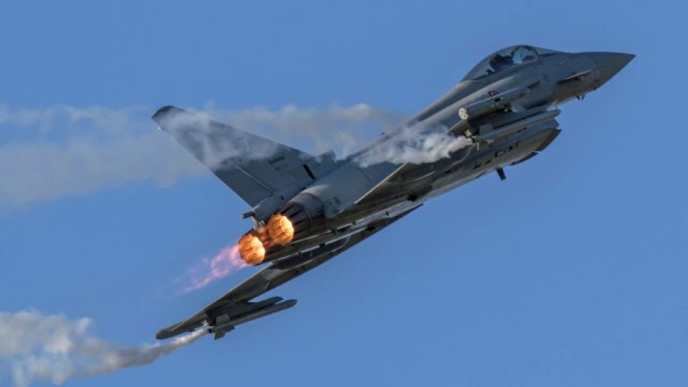 Jau Tang, desenvolveu o primeiro motor a jato de plasma qu