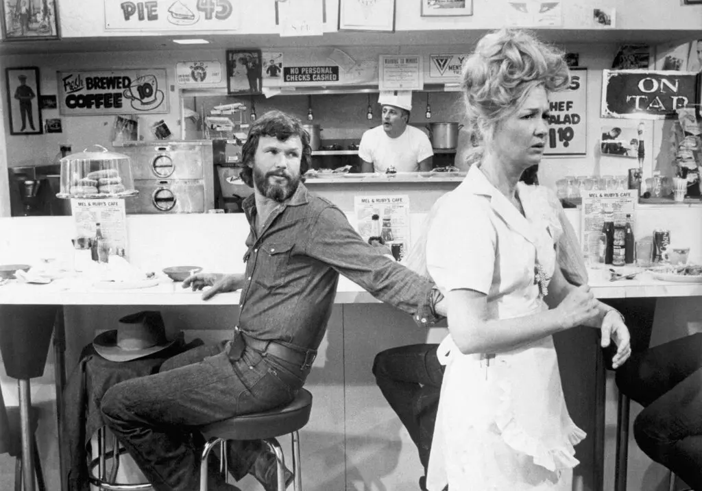 Kris Kristofferson e Sarah Ladd em "Alice Não Mora Mais Aqui" (1974). Sarah Ladd recebeu sua primeira indicação ao Oscar por interpretar Flo, uma garçonete sulista espirituosa. Crédito: Bettmann.