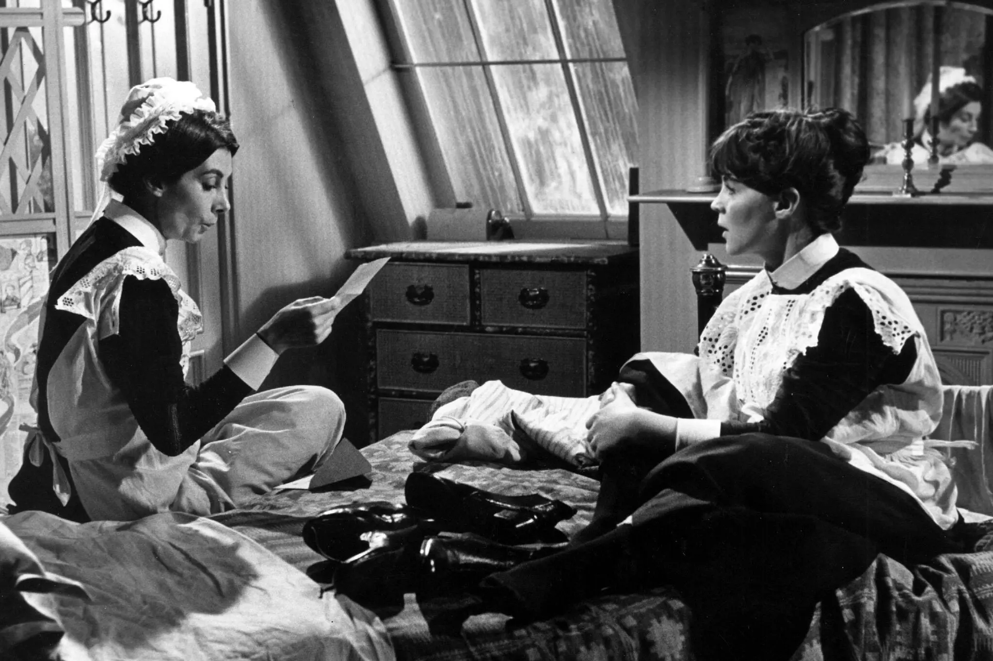 Jean Marsh, à esquerda, e a Sra. Collins em um episódio de "Upstairs, Downstairs", a popular série de televisão sobre uma família rica e seus funcionários domésticos.Crédito...Coleção RGR/Alamy