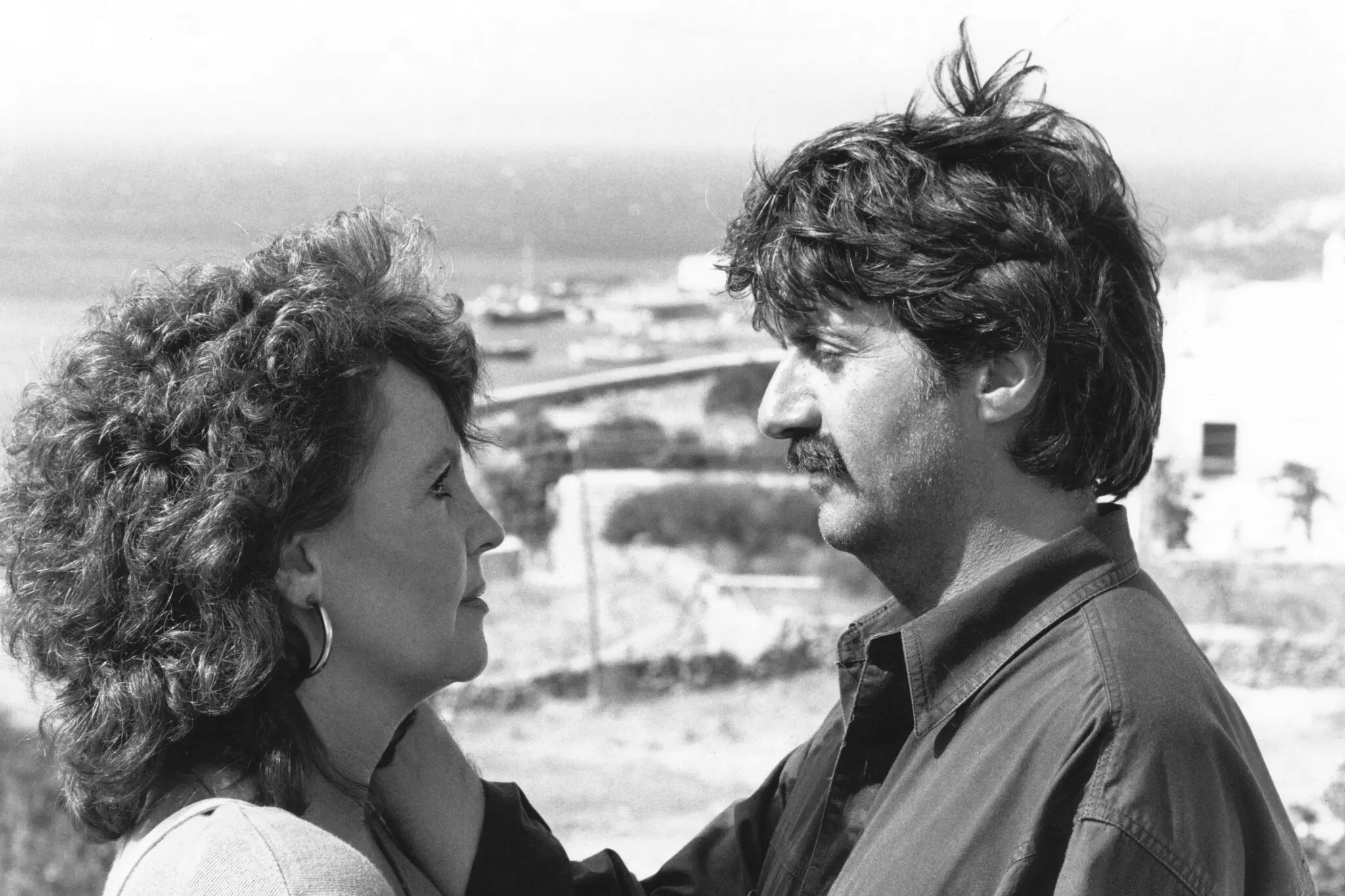 A Sra. Collins no papel principal e Tom Conti como seu amante grego na versão cinematográfica da peça de Willy Russell, "Shirley Valentine".Crédito...Bob Penn/Paramount Pictures
