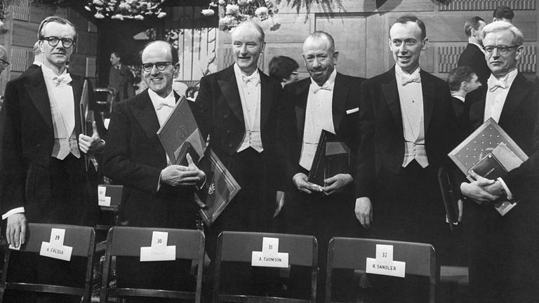 Ganhadores do Prêmio Nobel em 1962. Da esquerda para a direita, Maurice H. Wilkins (Medicina, 1916-2004); Max Perutz (Química, 1914-2002); Francis Crick (Medicina, 1916-2004); John Steinbeck (Literatura, 1902-1968); James D. Watson (Medicina, 1928-2025); e John Kendrew (Química, 1917-1997). © Getty Images
