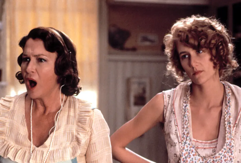 A Sra. Ladd como uma dona de casa do Mississippi, de nobreza discreta, que defende a jovem empregada doméstica da família, indiscretamente sexual (interpretada por sua filha, a Sra. Dern, à direita), em "Rambling Rose" (1991). O filme marcou a primeira vez na história do Oscar em que mãe e filha da vida real foram indicadas pelo mesmo filme. Crédito: New Line Cinema/Everett Collection.