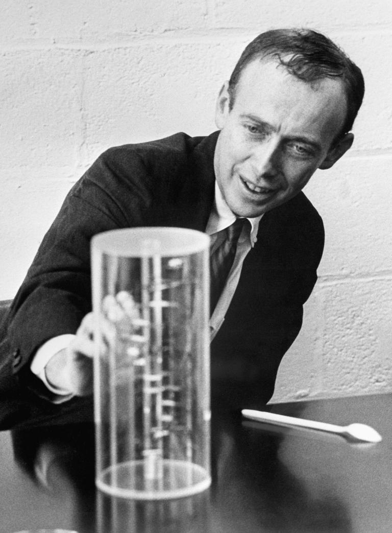 James Watson mostra um modelo de DNA no seu laboratório, em 1962 © Getty Images
