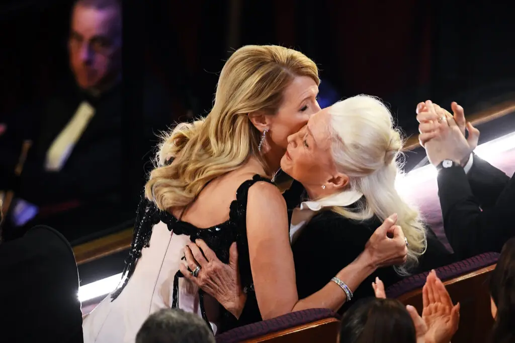 Sra. Ladd com sua filha, Laura Dern, na cerimônia do Oscar em 2020. Crédito: Kevin Winter/Getty Images.