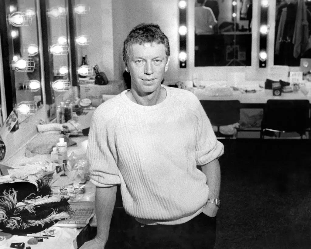 O diretor britânico Terry Hands, em 1985. Ele levou produções de "Muito Barulho por Nada" e "Cyrano de Bergerac" para a Broadway, onde também vivenciou seu maior fracasso profissional: o musical "Carrie".Crédito...Martha Swope/Biblioteca Pública de Nova York