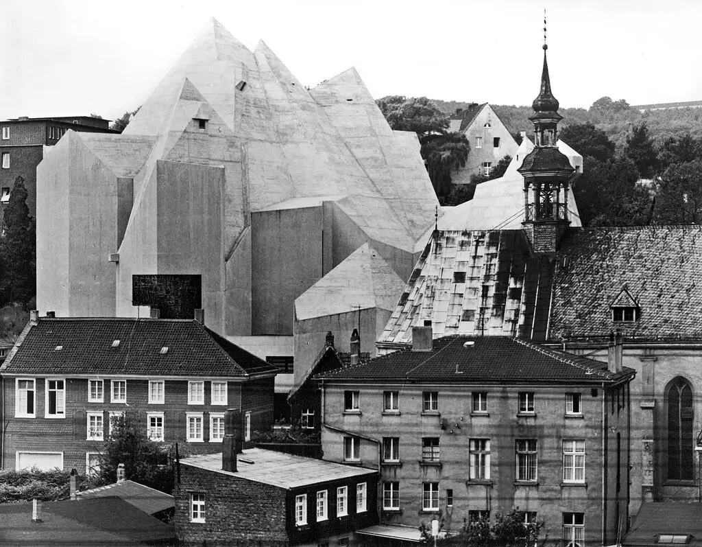 A Igreja de Peregrinação de Gottfried Böhm, com seu formato irregular e cavernoso, domina a cidade medieval de Neviges, no noroeste da Alemanha. Muitas de suas construções estabeleceram um diálogo entre o antigo e o novo. Crédito...Museu de Arte Moderna