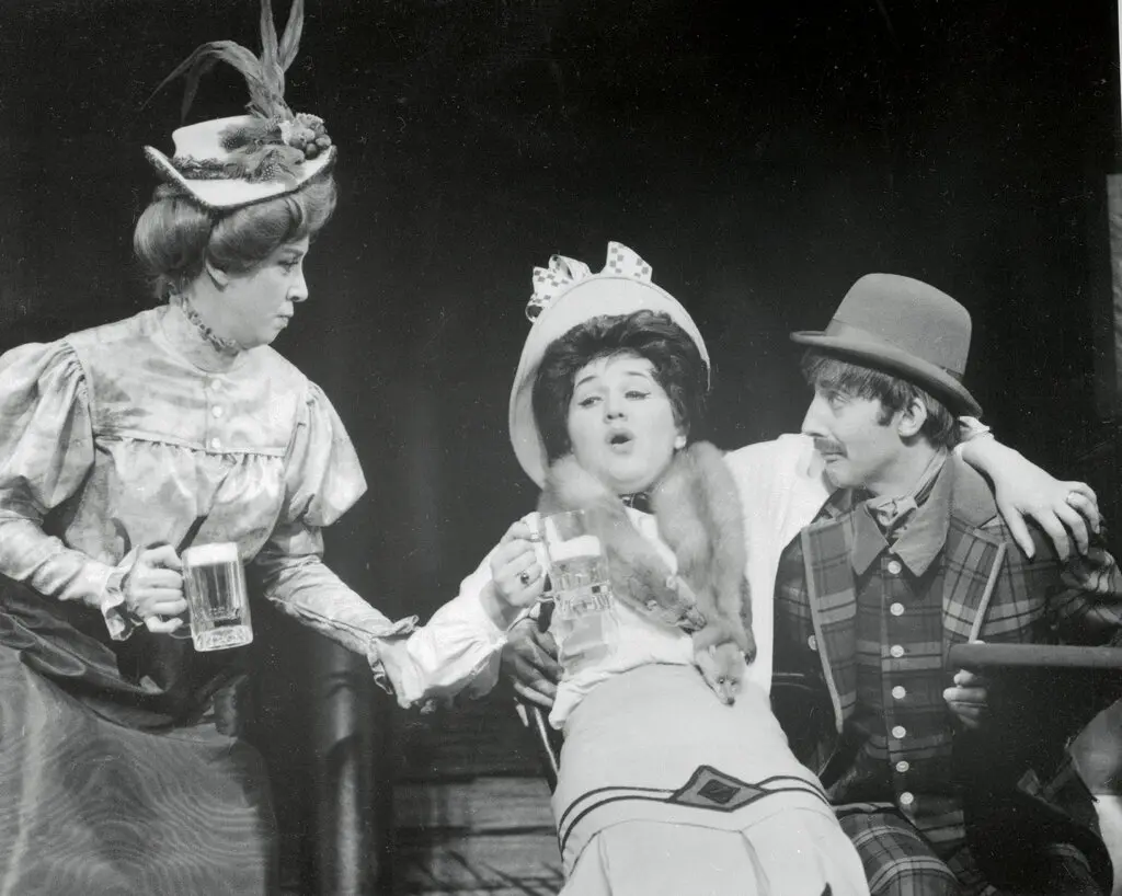 Sra. Patricia Routledge, ao centro, no musical da Broadway "Darling of the Day" em 1968. Ela ganhou um Prêmio Tony por sua atuação naquele ano. Crédito: Bettmann, via Getty Images.