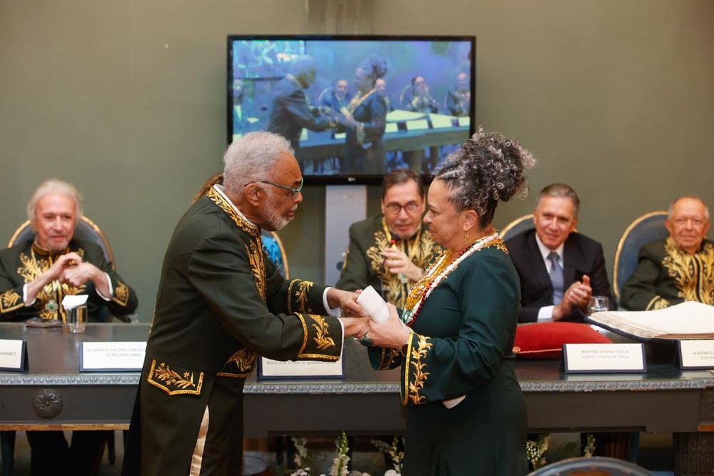 Ana Maria recebe diploma da ABL de Gilberto Gil — Foto: Dani Paiva/Divulgação ABL