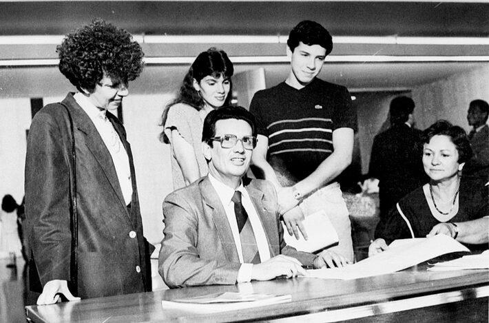 Em 1987, o então senador integrou a Assembleia Nacional Constituinte, que elaborou a Constituição de 1988. Chiarelli integrou a Assembleia Nacional Constituinte e assinou a Constituição. Foto: Célio Azevedo/Agência Senado