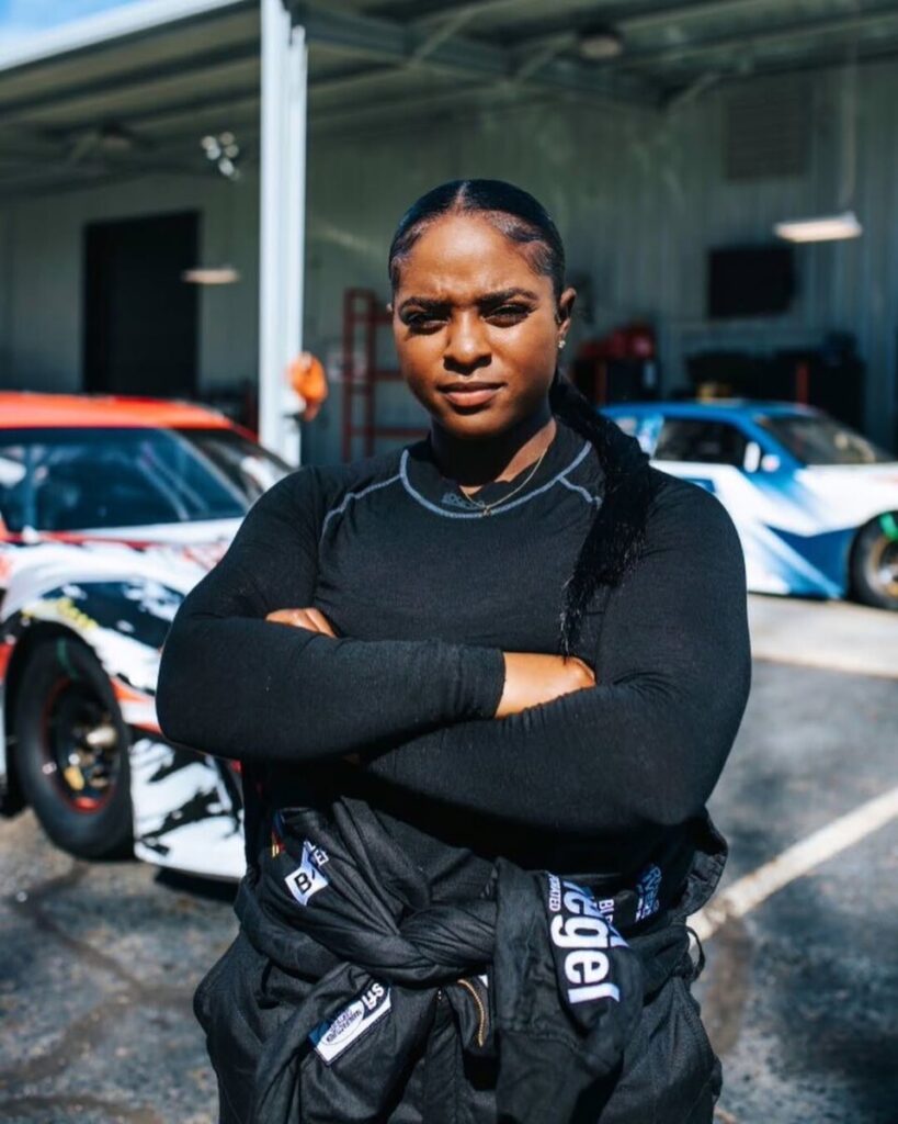 Brehanna Daniels, a mulher afro-americana pioneira que está desafiando estereótipos e a fazer história como a primeira mulher membro da equipe de boxes da NASCAR. (Foto cedida por Daniels)