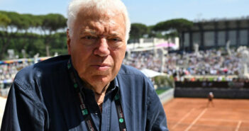 O ex-tenista Nicola Pietrangeli posa no Foro Itálico durante o torneio de Roma de 2022, em 11 de maio daquele ano, na capital italiana. © Andreas Solaro
