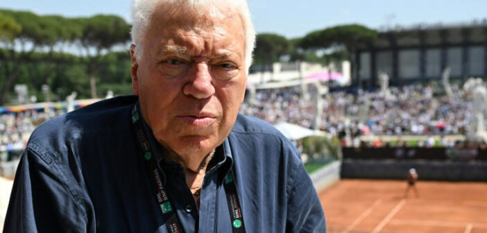 O ex-tenista Nicola Pietrangeli posa no Foro Itálico durante o torneio de Roma de 2022, em 11 de maio daquele ano, na capital italiana. © Andreas Solaro