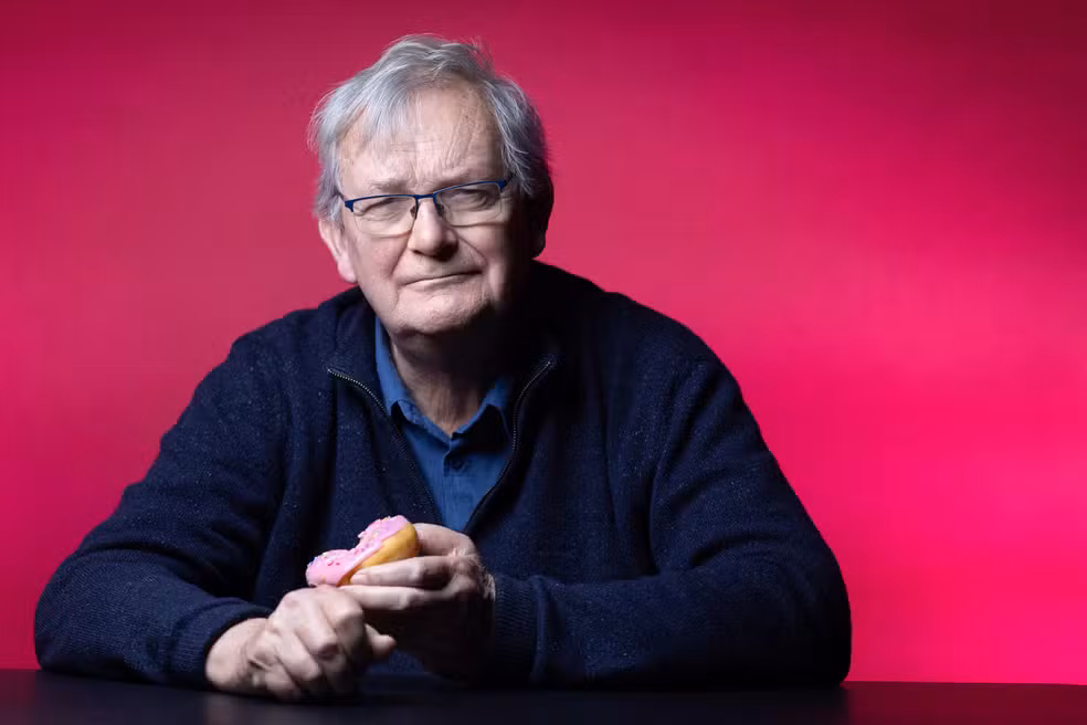 Martin Parr durante sessão de fotos em Paris, no dia 31 de outubro de 2025 — Foto: Joel Saget/AFP